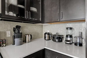 Fully equipped kitchen in Houston TX corporate apartment.