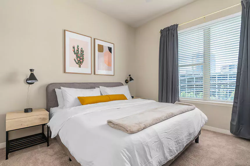 Spacious and cozy bedroom in a corporate apartment in Houston with a comfortable king-size bed, fluffy pillows, and a stylish headboard at Lodgeur at Elan Med Center