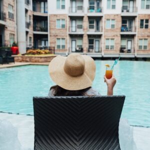 Lodgeur guest enjoying a cocktail by the pool in Texas Medical Center