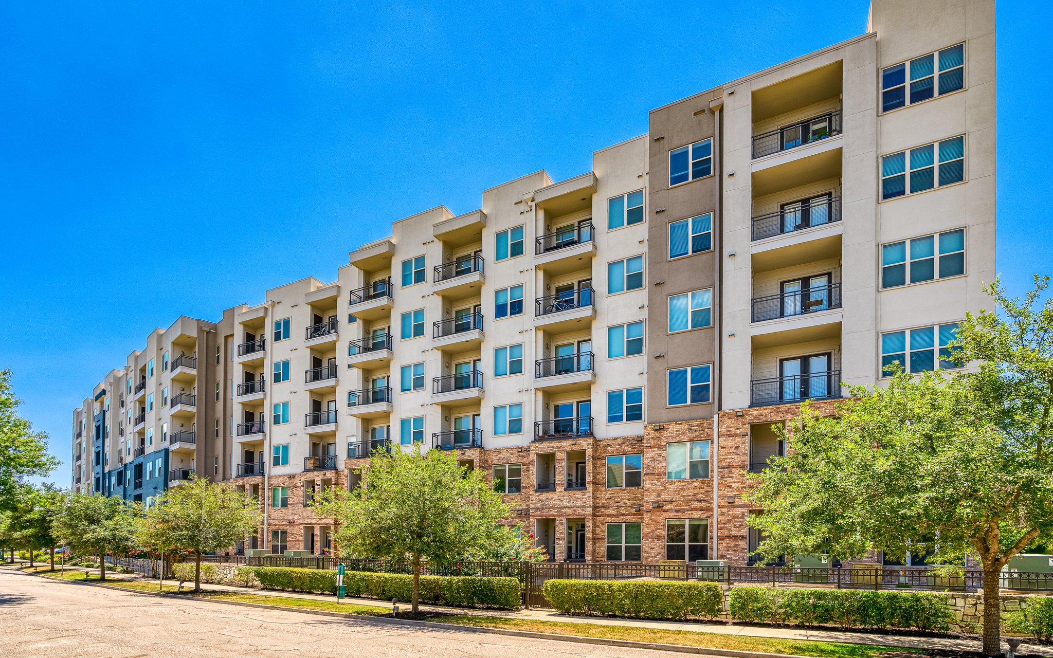 Exterior shot of the Lodgeur at Elan Med Center apartment community