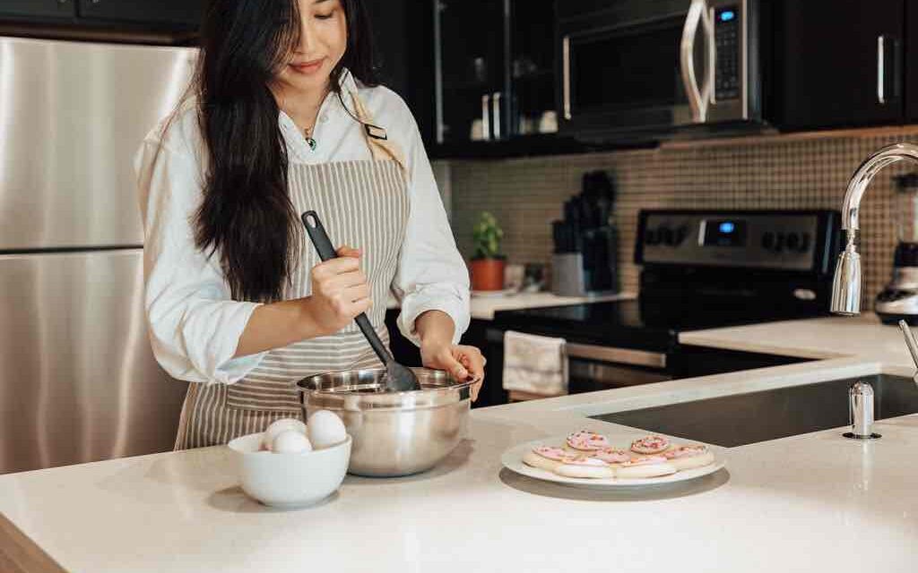 Lodgeur guest baking in a fully-equipped Lodgeur kitchen