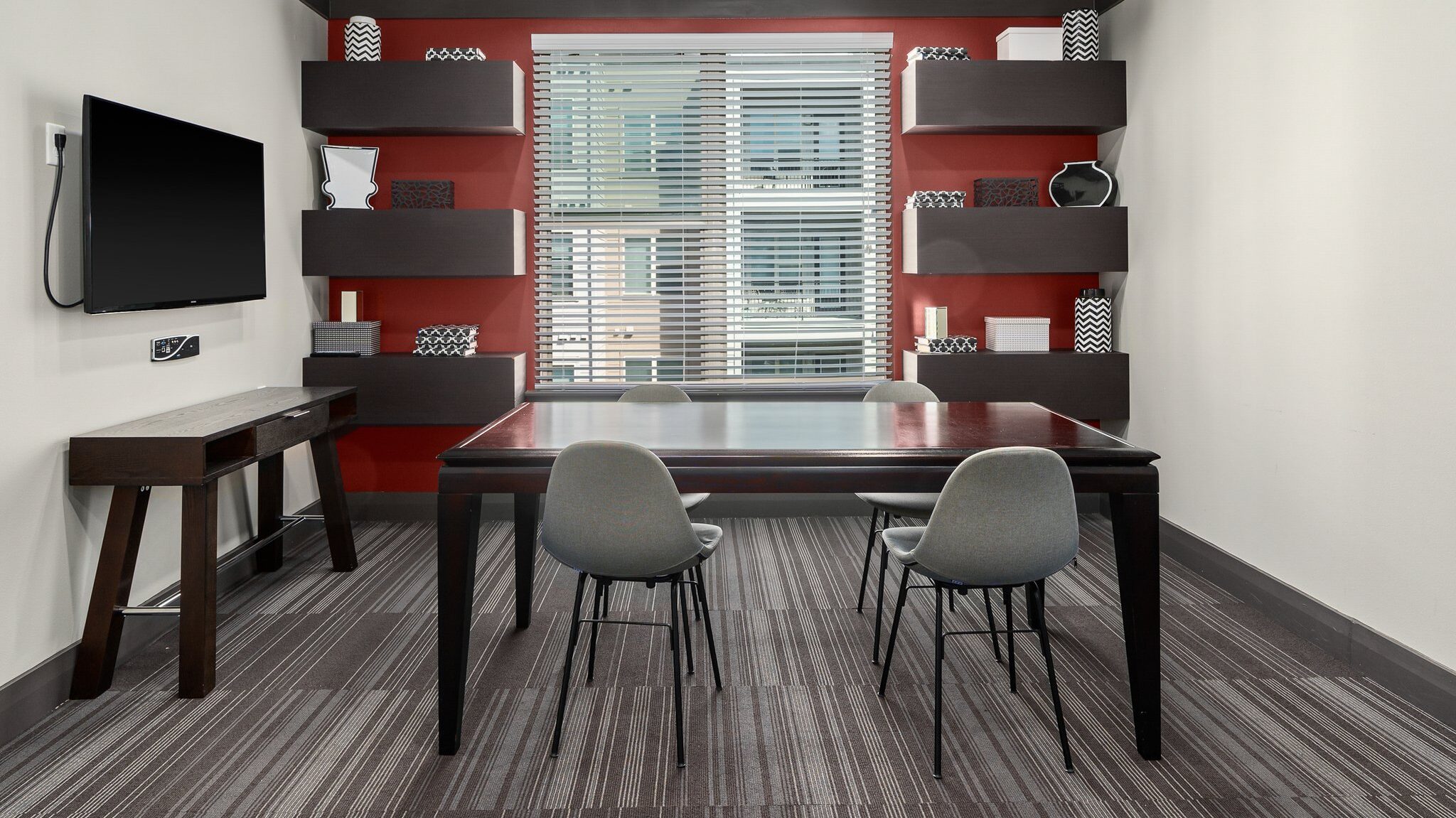 The study rooms at Elan Med Center with a table and chairs.