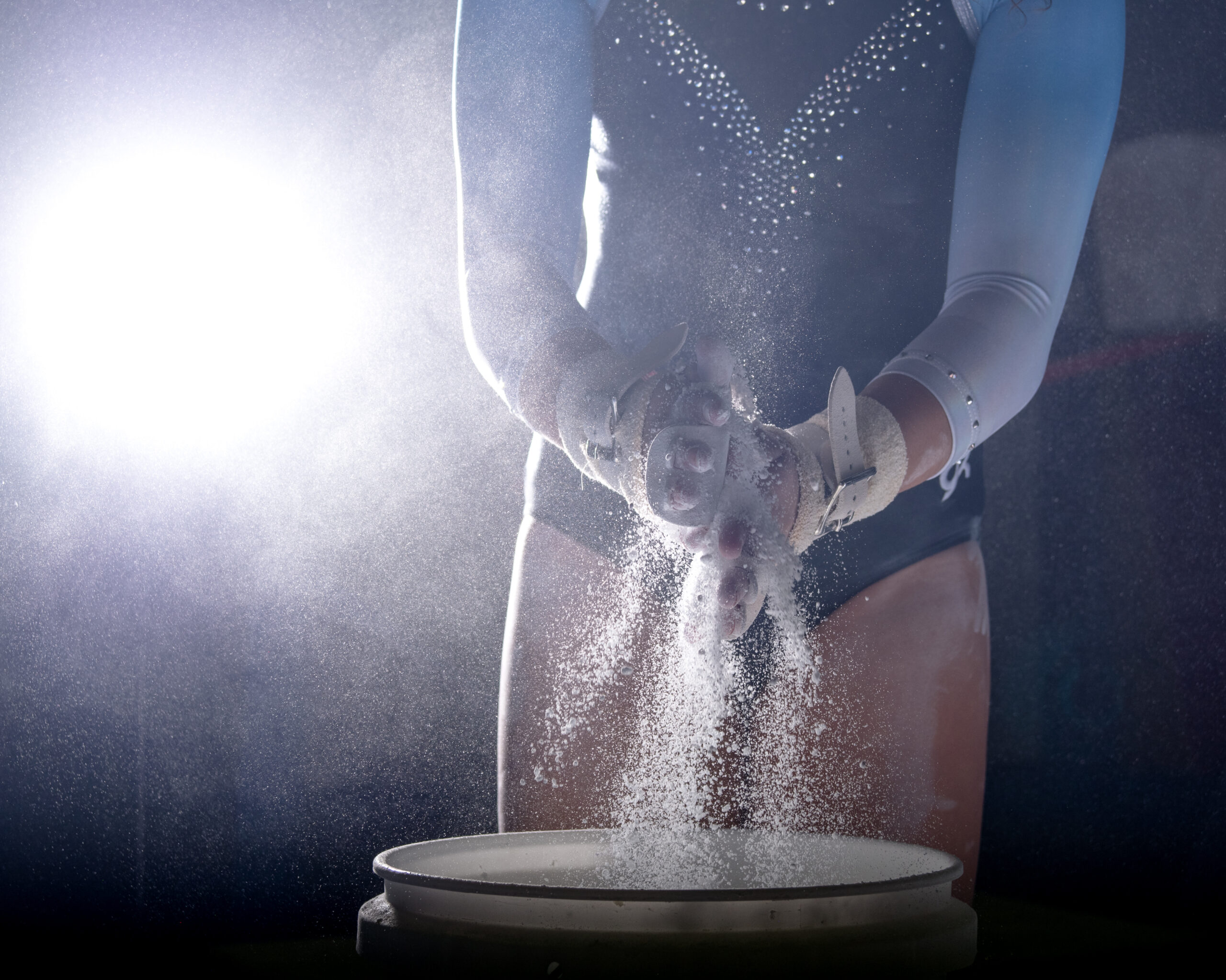 gymnast powdering her hands