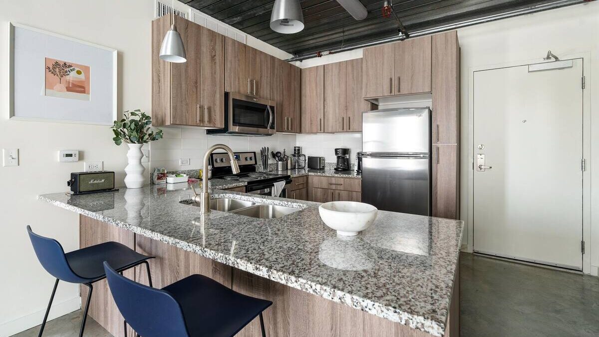a fully-furnished Lodgeur kitchen