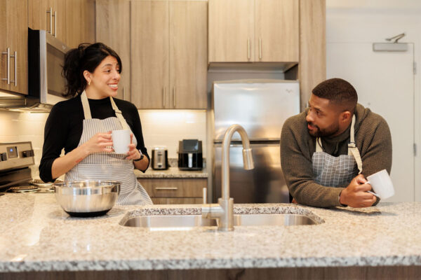man and woman chatting in a fully-equipped Lodgeur kitchen