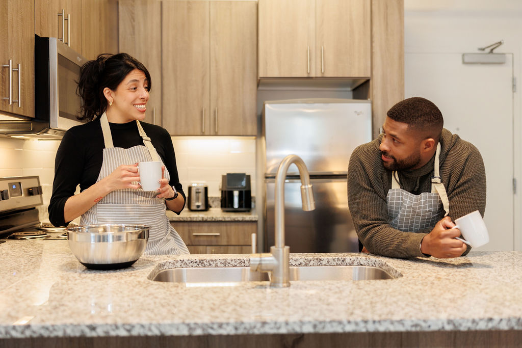 man and woman chatting in a fully-equipped Lodgeur kitchen