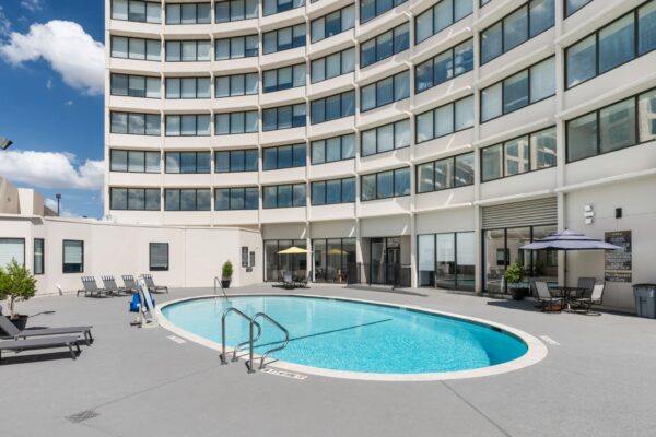 142-2828 Southwest Fwy-Houston 10-25b Swimming pool in front of Lodgeur Upper Kirby apartments